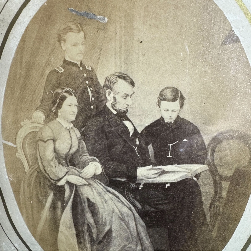 Lincoln Family Photograph [Art 030]