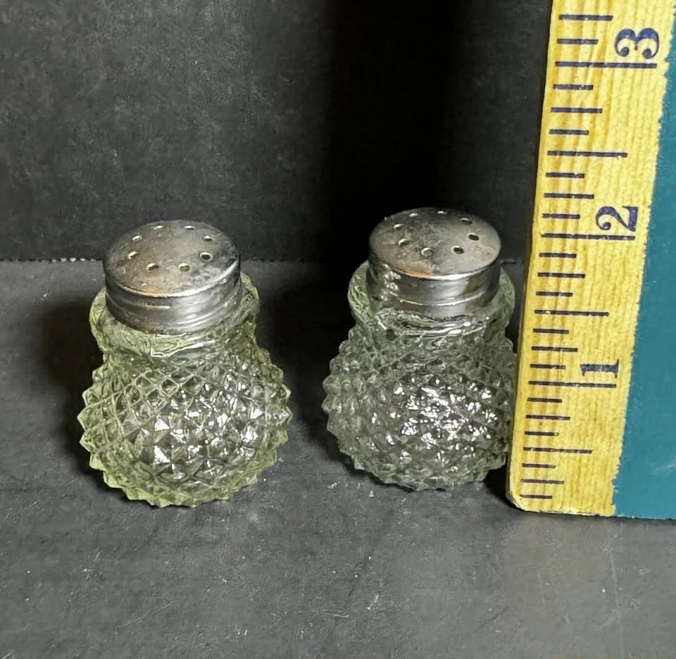Adorable Vintage Clear Glass Salt and Pepper Shakers [Item 0002]