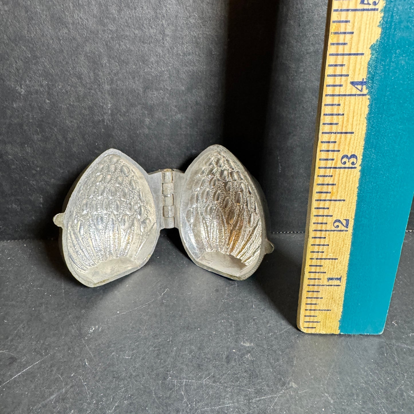 Hinged Cast Metal Strawberry Ice Cream Mold [Item 0330]