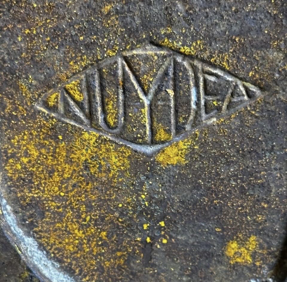 Marked NUYDEA Metal Book End/Shelf Sitter [Item 0021]